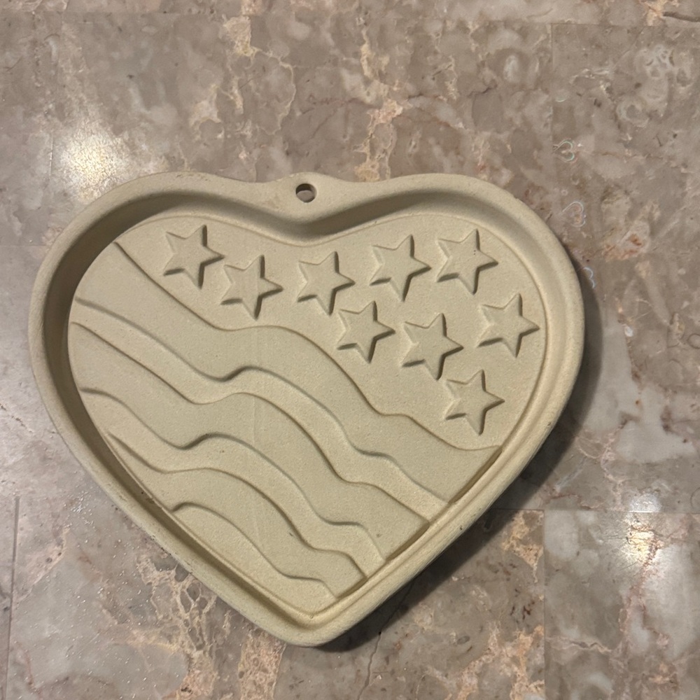 The Pampered Chef Cream Heart Stoneware